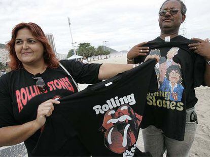 Camisetas con rótulos de los Rolling Stones se venden en grandes cantidades en Copacabana.