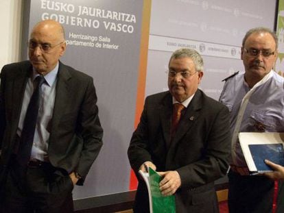 Ares (izquierda), junto al viceconsejero de Interior, Miguel Buen (centro), y el director de la Ertzaintza, Jos&eacute; Antonio Varela, ayer en Erandio.