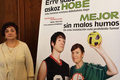 Celina Pereda, ayer en San Sebastián junto a un cartel de la campaña sobre la ley Antitabaco.