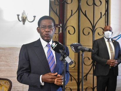 El presidente de Guinea Ecuatorial, Teodoro Obiang, se dirige a la prensa tras votar en Malabo, capital del país, el pasado 20 de noviembre.