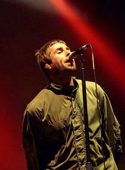Liam Gallagher durante la actuación de Oasis en el Festival de Benicasim