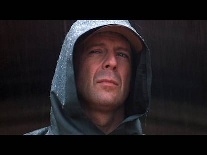 Solo si eres Bruce Willis puedes subirte al árbol sin lesionarte.