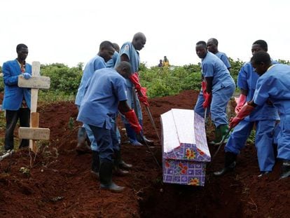 Trabajadores de Cruz Roja, el 28 de marzo durante el entierro de una mujer que murió por ébola en Butembo (República Democrática del Congo)
