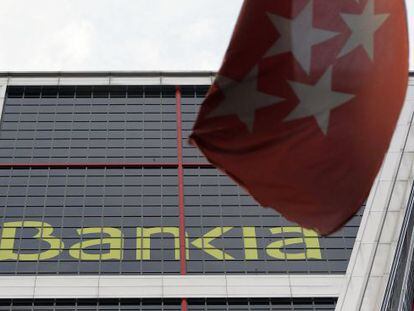 Una bandera de la comunidad madrile&ntilde;a ondea ante la sede de Bankia 