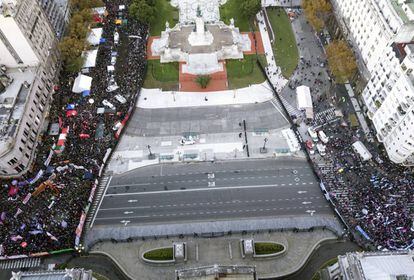 Los partidarios del proyecto de ley que despenaliza el aborto (a la izquierda) y los manifestantes que se oponen (derecha), ayer en Buenos Aires.