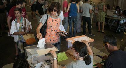 Una mujer deposita su voto en Barcelona, este domingo. 