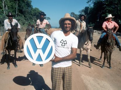 Vaqueros con el logo de Volkswagen en la finca de Pará (Brasil), donde supuestamente cientos de trabajadores fueron mantenidos como esclavos en los años ochenta