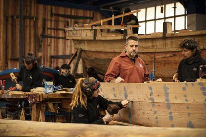 Xabier Agote y varios carpinteros en los talleres de Albaola, en Pasaia.
