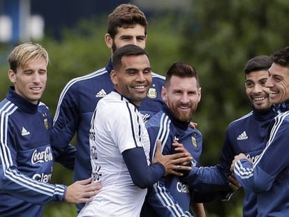 Lionel Messi, con sus compa&ntilde;eros de la selecci&oacute;n argentina, en un entrenamiento.