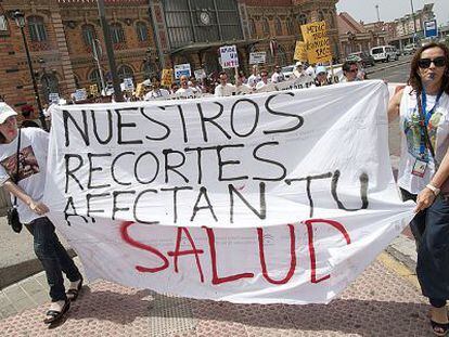 Personal sanitario protesta contra los recortes salariales en Almer&iacute;a.