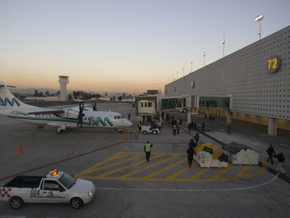Un avión de Aeromar en la Terminal 2 del Aeropuerto Internacional de la Ciudad de México (AICM).