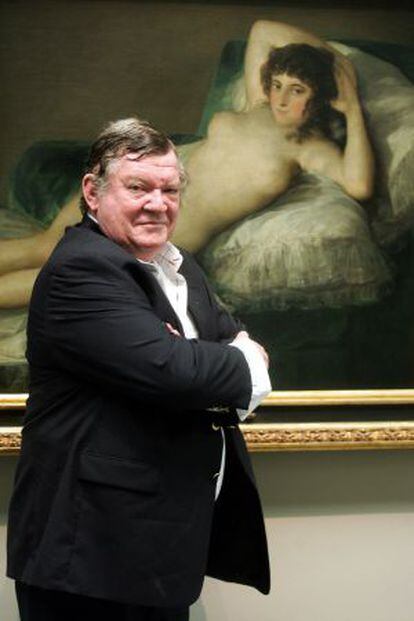 Robert Hughes, delante de "La maja desnuda" de Francisco de Goya.