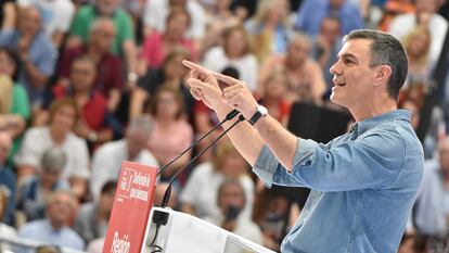 El presidente del Gobierno de España y secretario general del PSOE, Pedro Sánchez, interviene en un acto de precampaña, en el Pabellón Príncipe de Asturias, a 6 de mayo de 2023, en Murcia, Región de Murcia (España). Sánchez apoya en este mitin al secretario general del PSRM-PSOE  y candidato socialista a la Presidencia de la Comunidad, Pepe Vélez, que se ha comprometido esta semana a poner en marcha el proyecto de ampliación del tranvía a Molina de Segura, Alcantarilla y la pedanía murciana de El Palmar en seis meses si sale elegido presidente en las elecciones autonómicas del 28 de mayo.
06 MAYO 2023;PRECAMPAÑA;PSOE;28M;PARTIDO SOCIALISTA;PARTIDO SOCIALISTA REGIÓN DE MURCIA;
DIMA / Europa Press
06/5/2023