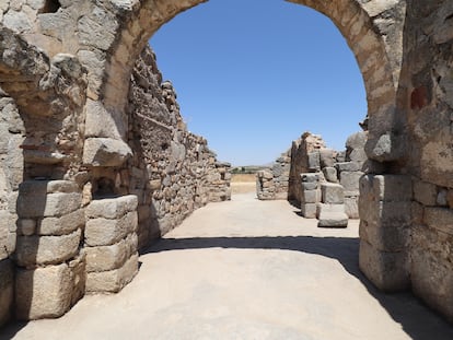 Arco reconstruido de la iglesia visigoda de San Pedro de la Mata, en Sonseca (Toledo).