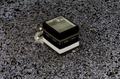 Decenas de miles de personas se mueven alrededor de la Kaaba el gran cubo negro en el interior de la Gran Mezquita de la Meca, en 2006.