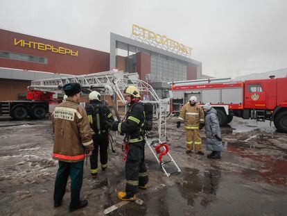 Un equipo de bomberos, el 12 de diciembre en el incendio del centro comercial Stroipark, en Balashikha, a las afueras de Moscú.