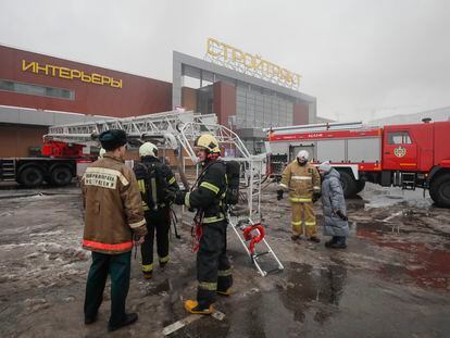 Un equipo de bomberos, el 12 de diciembre en el incendio del centro comercial Stroipark, en Balashikha, a las afueras de Moscú.