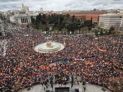 Miles de personas se manifiestan contra el presidente del Gobierno, Pedro Sánchez, este sábado en la plaza de Cibeles, en Madrid.