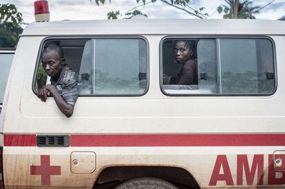Dos pacientes esperan dentro de una ambulancia de la Cruz Roja a ser admitidos en el centro de aislamiento de Kailahun.