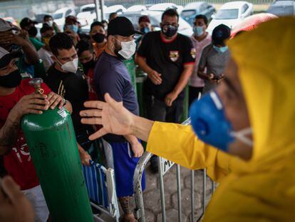 Familiares de pacientes de coronavirus esperan en fila para rellenar sus tanques de oxígeno en la ciudad de Manaos, el 19 de enero.