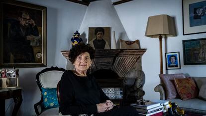 Margo Glantz en la sala principal de su casa en Ciudad de México.