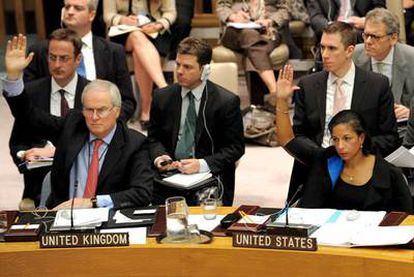 El embajador británico en la ONU, Mark Lyall Grant, y su homóloga estadounidense, Susan Rice, votan a favor de las sanciones.