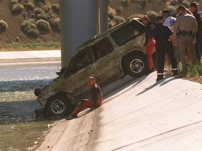 El 8 de julio de 1998, un año después de su desaparición, el cuerpo de guionista Gary Devore fue encontrado en el fondo de un lago de California. Lo que no se encontraron fueron sus manos.