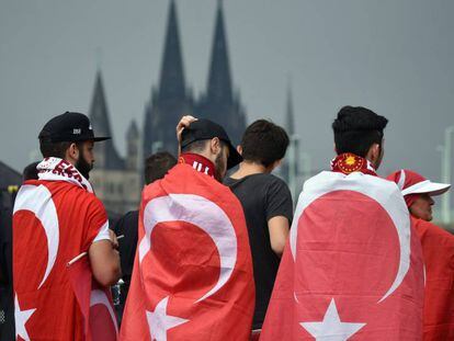 Ciudadanos turcos, en una marcha pro-Erdogan en Colonia, el pasado 31 de julio.