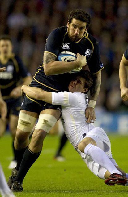 El inglés Ben Youngs trata de detener a Jim Hamilton.