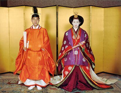 El príncipe heredero Akihito y su esposa, la princesa Michiko, actuales emperadores de Japón, posan con el traje ceremonial tradicional tras el Kekkon-no-Gi, la ceremonia de boda, en el palacio imperial, en Tokio (Japón), el 10 de abril de 1959.