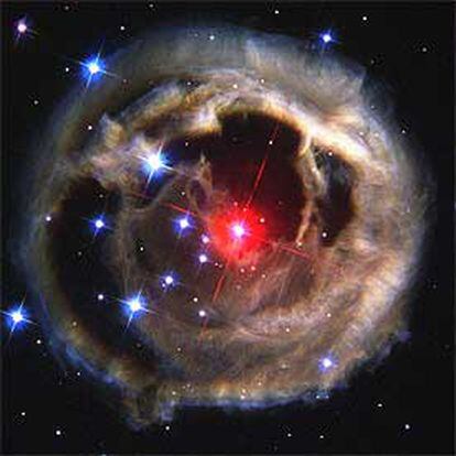 Una de las fotografías tomadas por el telescopio espacial Hubble que muestra el eco luminoso del astro &#39;V838 Monocerotis&#39; en octubre de 2002.