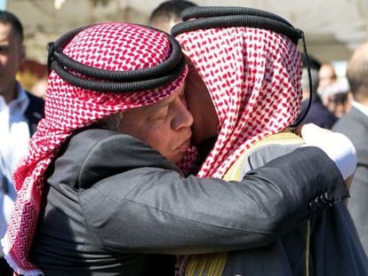 El rei de Jordània, Abdul·lah II (esquerra), s'abraça amb el pare del pilot jordà assassinat per l'Estat Islàmic.