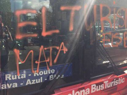 Fotografia del vidre del bus pintat per activistes d'Arran.