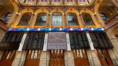 Screens with stock information on the Madrid stock market.