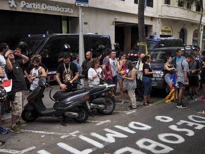 Escrache de los CDR ante la sede del PDeCAT