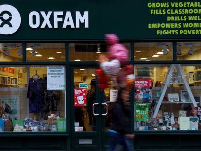 Una tienda de Oxfam en Londres. En vídeo, un diputado haitiano pide que se investigue a Oxfam.