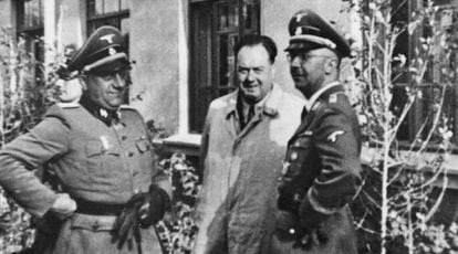 El Comandante del tren Sepp Tiefenbacher F&eacute;lix Kersten ( fisioterapeuta de Himmler y Himmler en el campamento del tren delante del barrac&oacute;n de oficinas de Himmler.