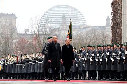 El canciller alemán, Olaf Scholz, acompaña a la primera ministra francesa, Elisabeth Borne, durante su visita a Berlín este viernes.