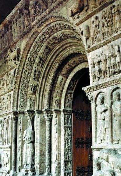 Detalle de la rica portada románica de Ripoll.