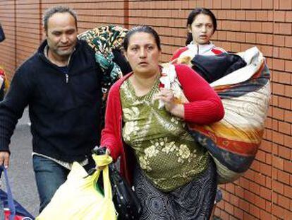 Familias roman&iacute;es llegan a un centro de acogida de Belfast.