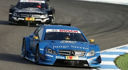En primer término, Roberto Merhi, al volante de su Mercedes, en el circuito DTM Hockenheim, en octubre de 2012, en una imagen captada de su web.