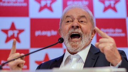 El expresidente brasileño, Lula da Silva, habla en una conferencia de prensa el 8 de octubre de 2021, en Brasilia.