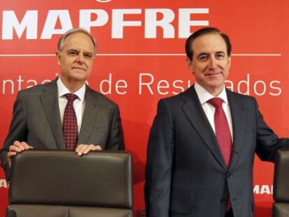 Esteban Tejera (izda.), vicepresidente primero de Mapfre, junto Antonio Huertas, presidente de la entidad.