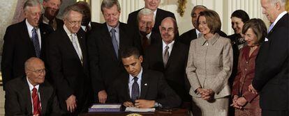 Obama firma la ley sanitaria en la Casa Blanca rodeado de los legisladores
