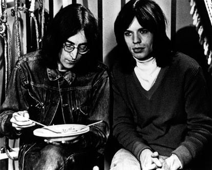 Lennon, junto al cantante de los Stones, Mick Jagger, en 1968. Durante años se estableció una rivalidad entre ambas bandas.
