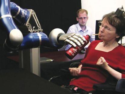 Cathy Hutchinson logr&oacute; en mayo mover un robot con la mente.