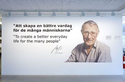 “Mejorar la vida cotidiana de muchas personas”. Esta frase de Ingvar Kamprad, el fundador de Ikea, da la bienvenida al visitante en el nuevo museo que el fabricante sueco de muebles abrió el 30 de junio en Älmhult, al sur de Suecia. Casi 1.200 personas lo han visitado cada día desde entonces.