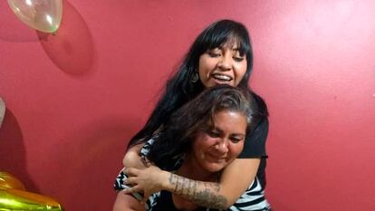 En una fotografía de redes sociales, Betzabé Alvarado abraza a su madre, Esmeralda Gallardo, en una celebración.