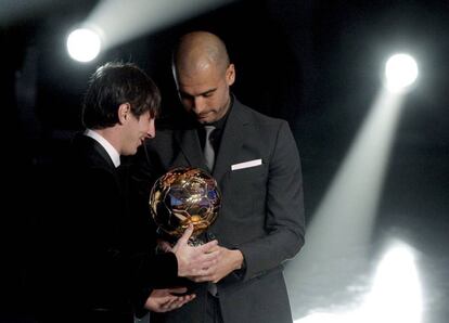 Guardiola li entrega a Messi la Pilota d'Or, el 2011.