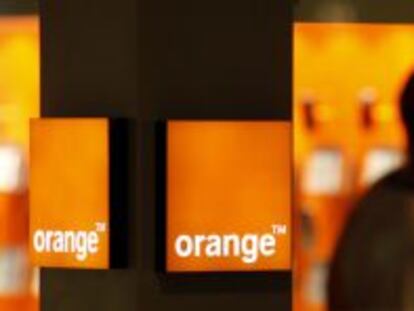 Un cliente en una tienda de Orange.